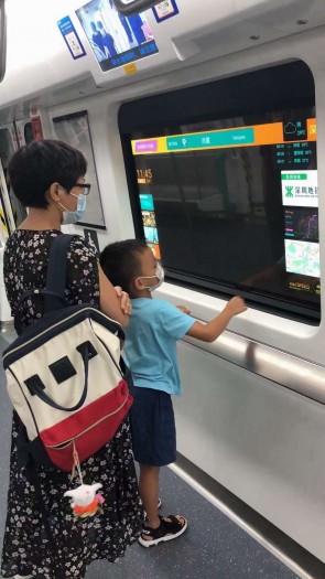 Ein transparenter OLED-Bildschirm in der U-Bahn von Shenzhen (Bild: LG)